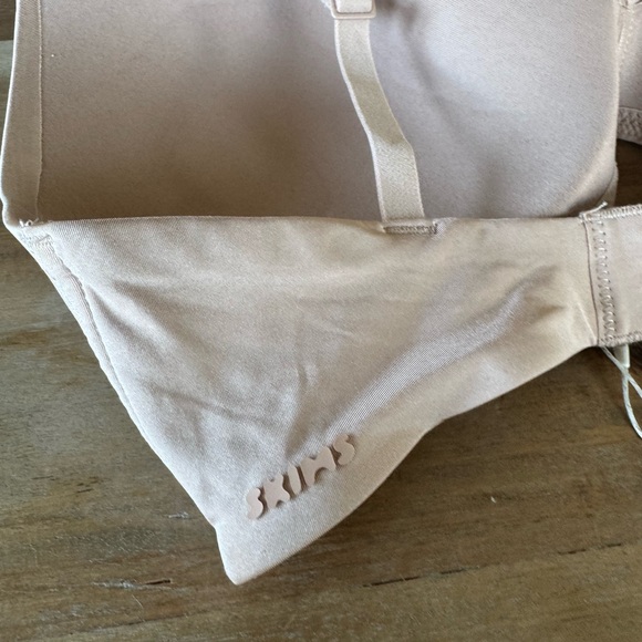 SKIMS Wireless Form TShirt Bra - Clay - Picture 3 of 4